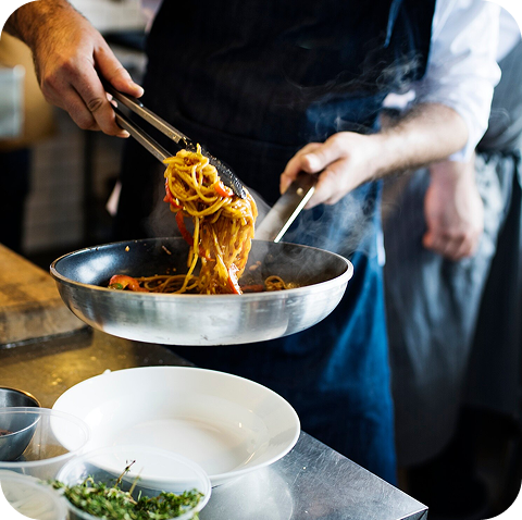 Chef preparando espaguetis para emplatar