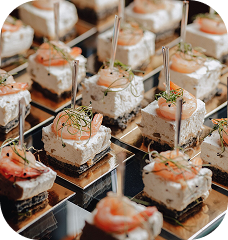 Cubos de queso con camarón y un palillo