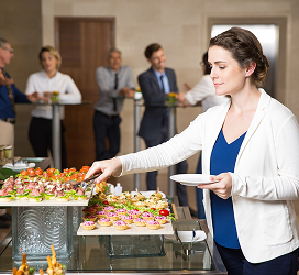 Buffet con mujer sirviendose