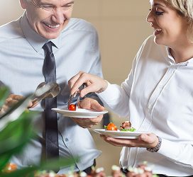 Meseros sirviendo comida